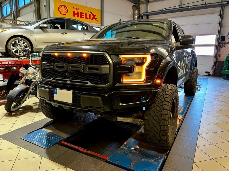 Diagnostyka zawieszenia Ford Raptor na ścieżce diagnostycznej