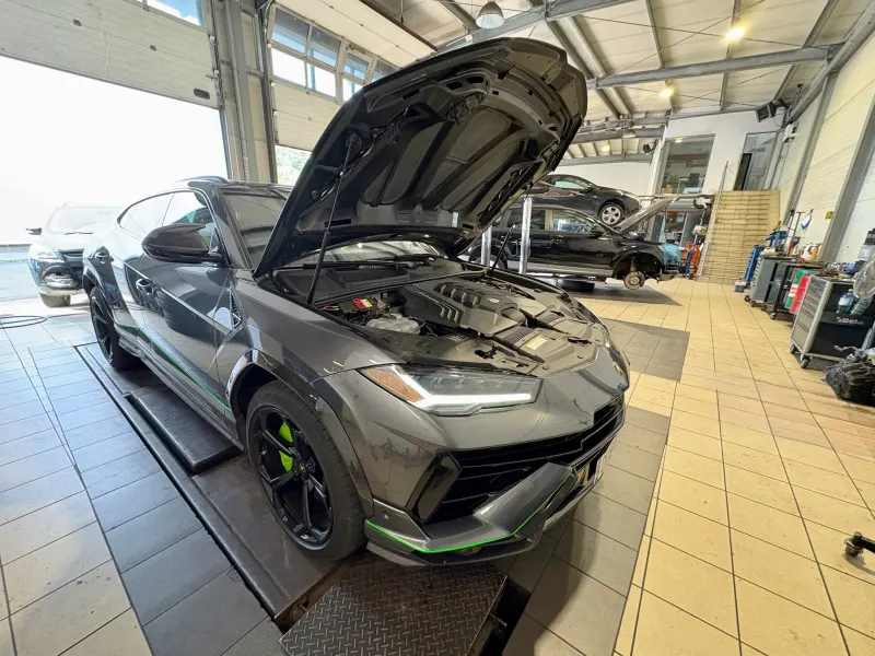Lamborghini w serwisie samochodowym