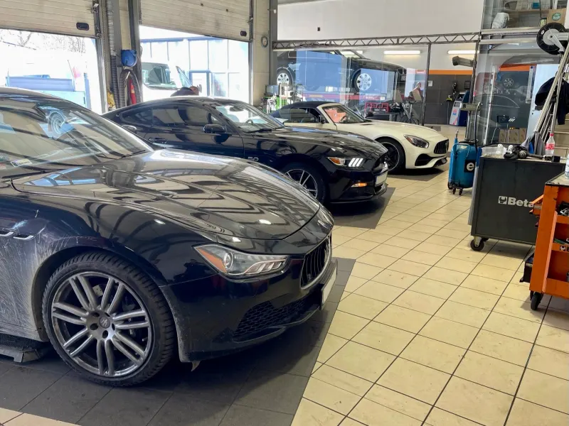 Maserati i Mustang w hali serwisu