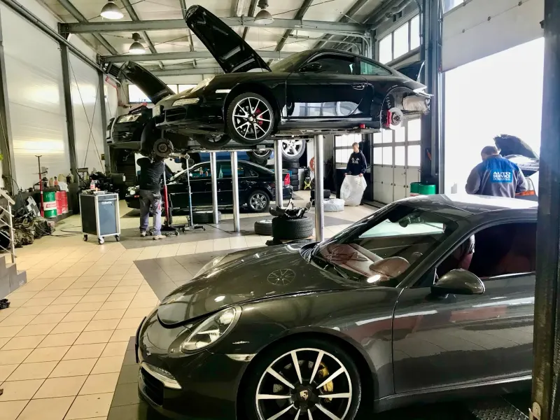 Porsche na podnośniku w serwisie samochodowym