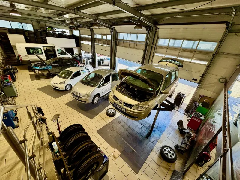Widok z góry na halę warsztatu z 9 stanowiskami mechanicznymi