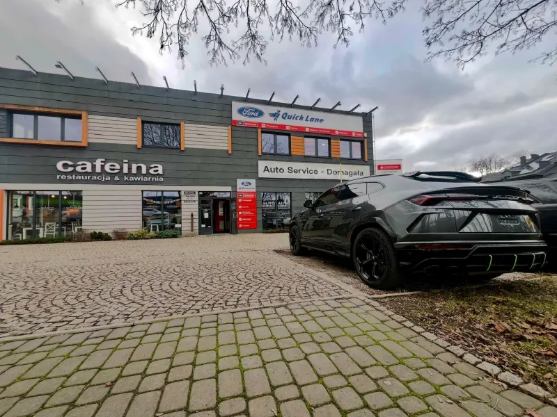 Wejście do Auto Service Domagała i restauracji Cafeina, Jelenia Góra