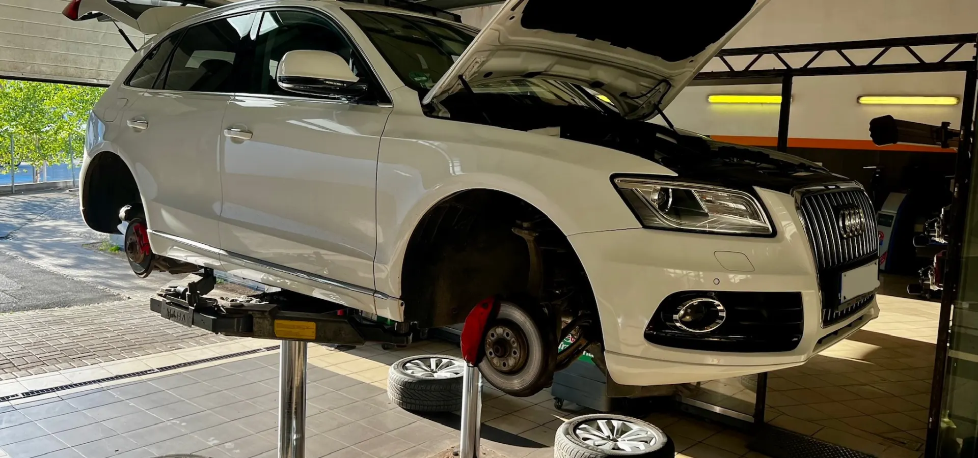 Przegląd serwisowy Audi Q5 na podnośniku w Auto Service Domagała
