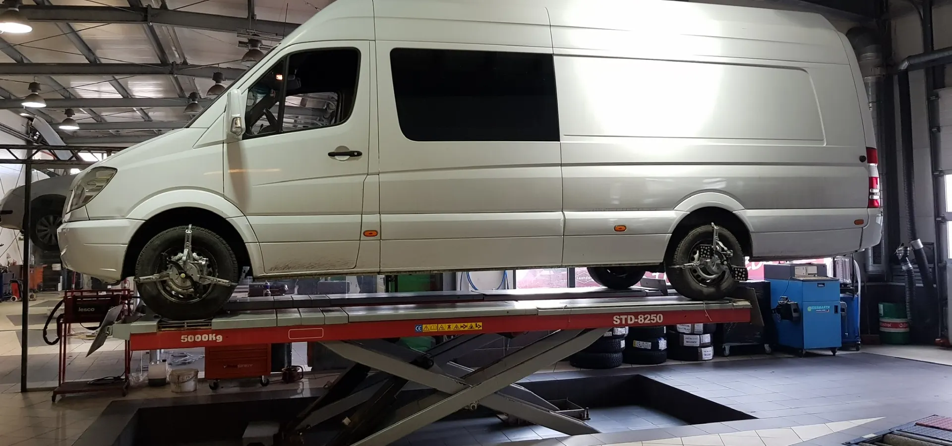Serwis flotowy - Mercedes Sprinter na ścieżce geometrii 3D w Jeleniej Górze