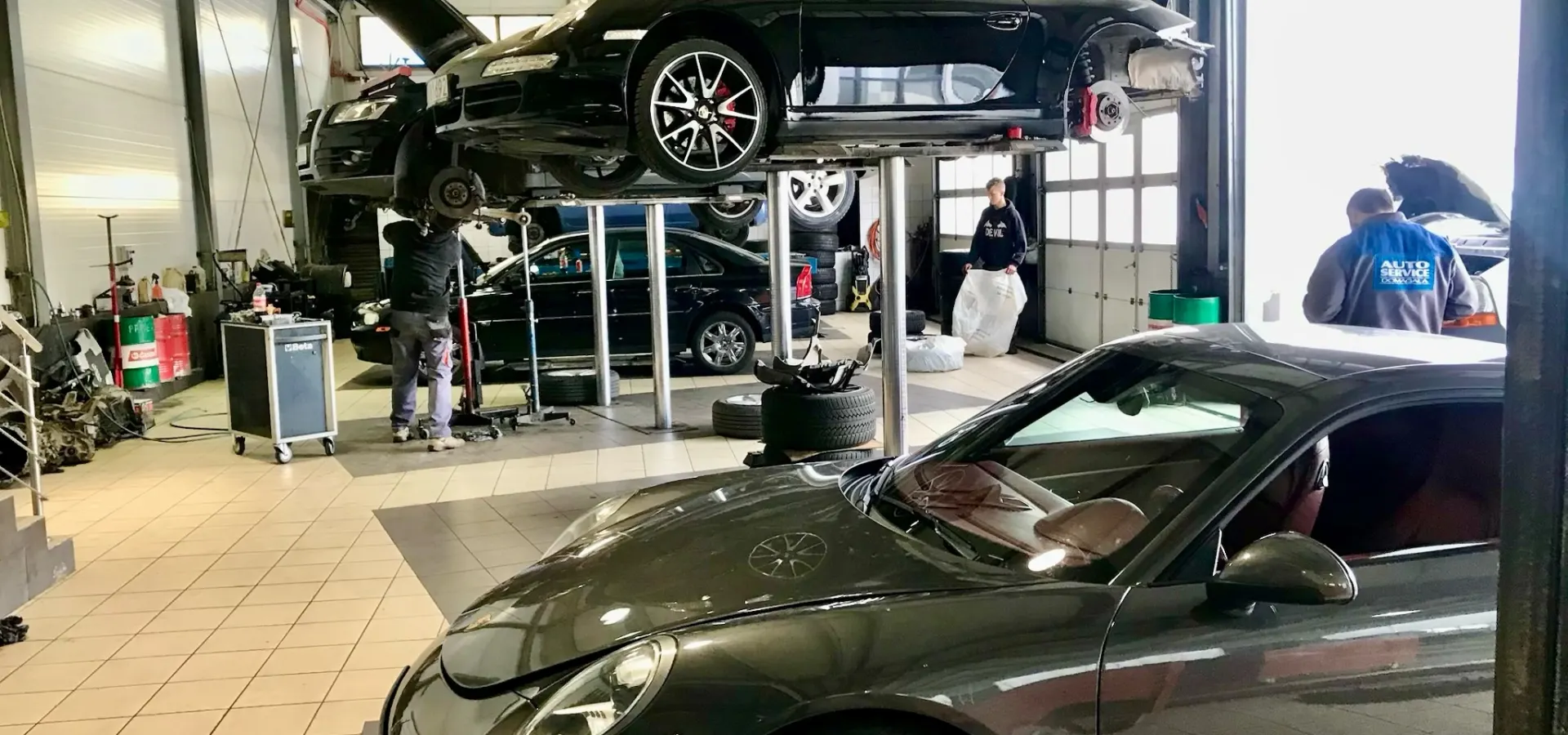 Serwis olejowy - Porsche 911 na podnośniku w Jeleniej Górze